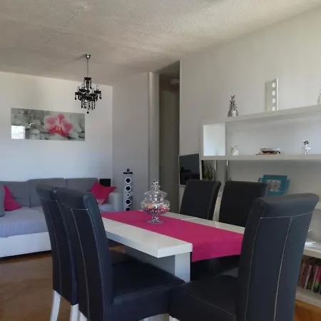 Ita Apartment Split